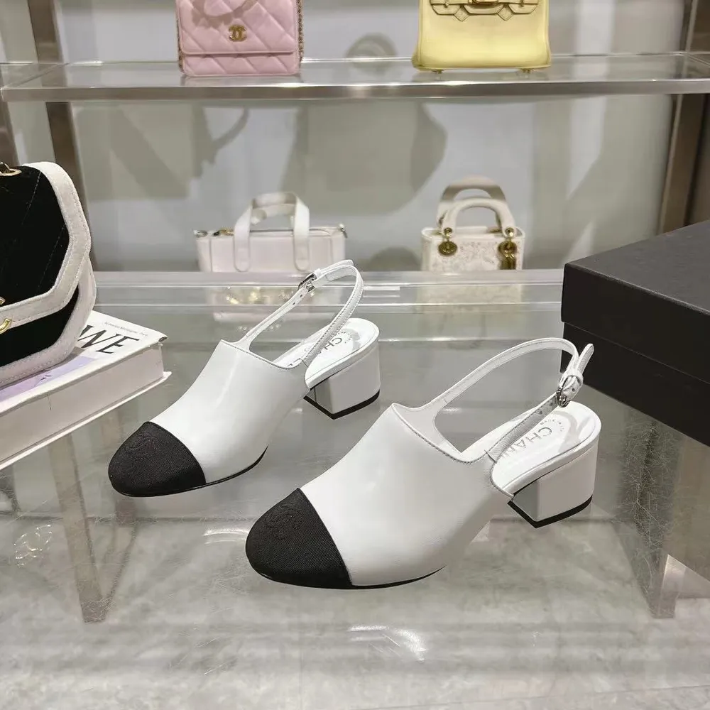 𝐂𝐇𝐀𝐍𝐄𝐋★小香 春夏新品 專櫃新款涼鞋電繡永不褪去的經典元素 💋展現與眾不同的穿搭風格美到無話可說 夏季必入款……     鞋面：進口羊皮