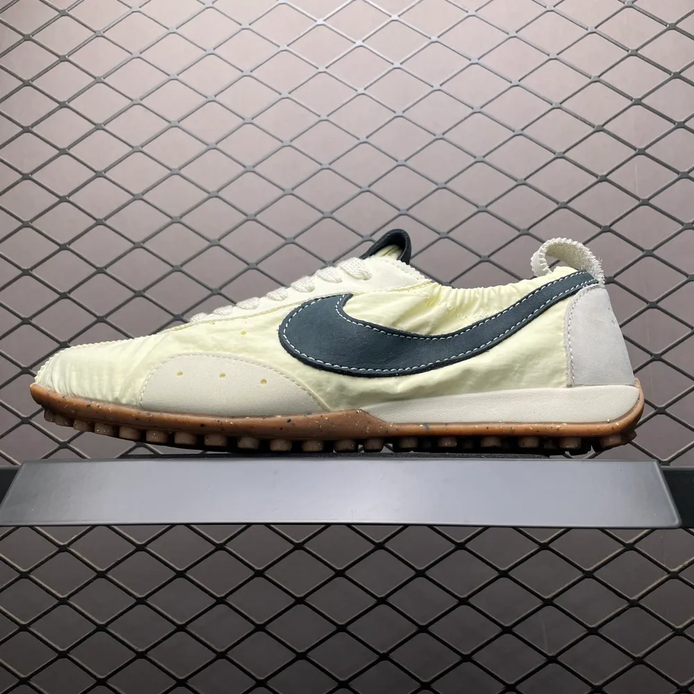 💰579 純原Jacquemus x NK Moon Shoe SP 網紅薄底低幫生活休閒鞋 HV8547-700 鞋面採用柔軟的尼龍材質與麂皮拼接，精緻的低幫芭蕾舞鞋造型相當符合當下的薄底鞋審美，鞋舌、鞋墊和外底位置加入了Jacquem