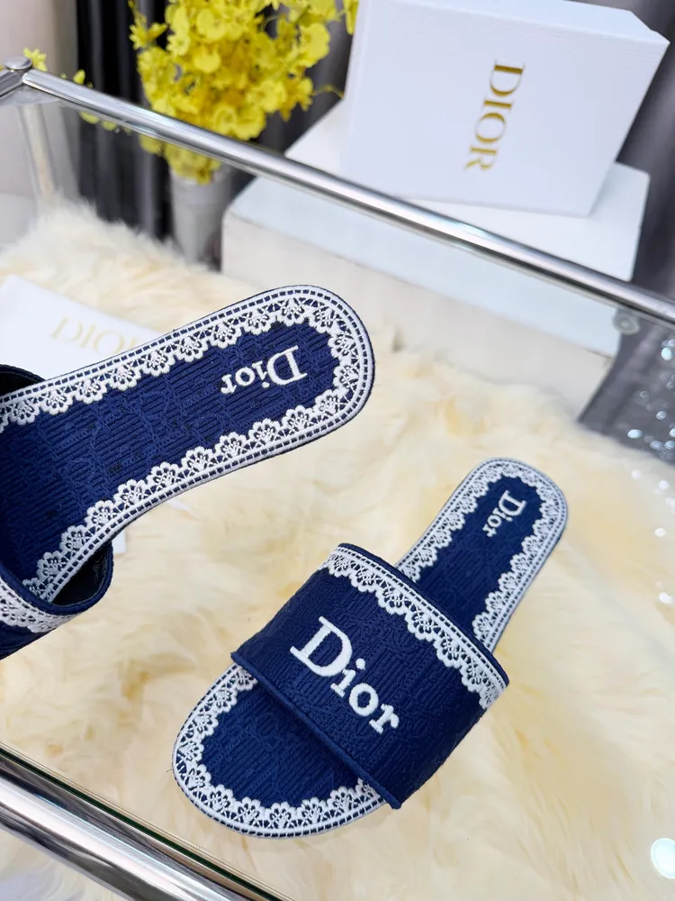 Dior 2026春夏系列拖鞋，精緻優雅。鞋面5D設計，Dior標誌超有辨識度，日常或度假都能輕鬆駕馭。Oblique壓紋是Dior經典元素，搭配蕾絲刺繡，法式浪漫氛圍感拉滿！鞋底輕便，長時間穿也不累，實用又時髦，是春夏必入單品～