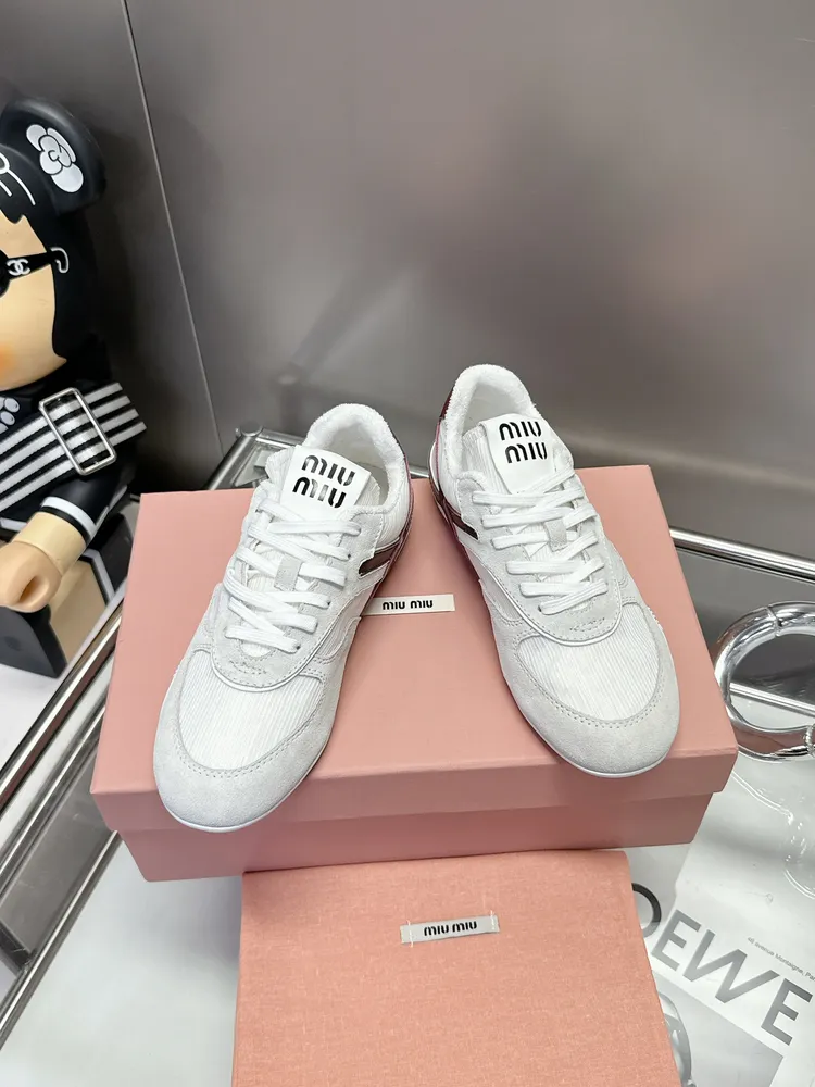 miumiu繆繆透氣網布休閒鞋2025早春夏新款繫帶MiuMiu秀場工藝來自Miu Miu系列的細節特寫 新季多色 💕拼色拼接💕潮流要素一