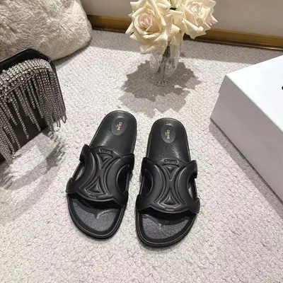 Celine(賽琳) 26春夏新款凱旋門拖鞋沙灘鞋火爆上新🔥，鞋面採用原版定製頭層油蠟皮（雙色效果明顯）油邊工藝➕電腦高溫高週波壓花工藝✨字型清晰鞋面立體感強💥一款經典百搭的拖鞋值得你夏日擁有🌹