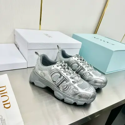 出670💰最新爆款 明星款2024主推爆品 全新發售的迪奧 Dior Chrono 新款休閒運動鞋跑鞋老爹鞋 真的酷斃了，未來感十足!真的好颯！再次演繹了迪奧酷時尚的理念，幸運星為你加持好運，全新的EVA鞋底超輕超軟!原版完美復刻！全對版