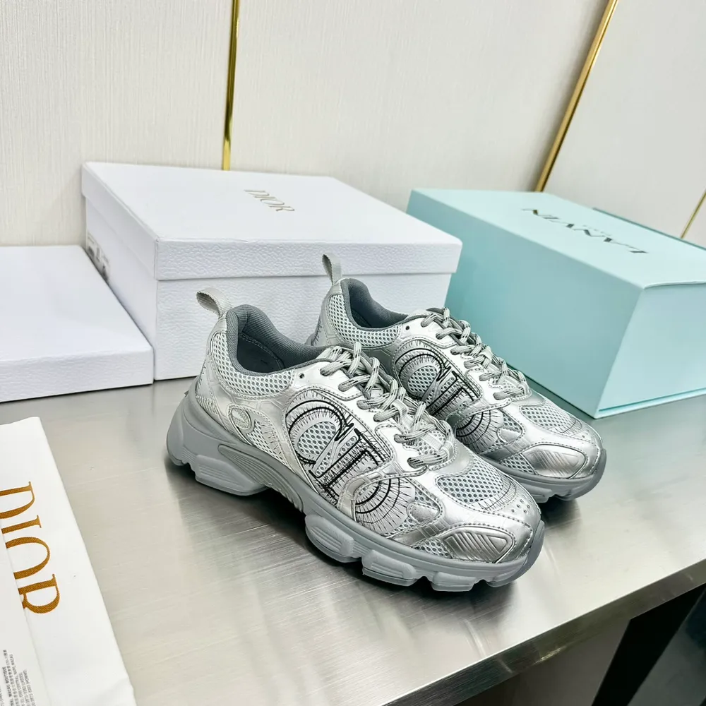 出670💰最新爆款 明星款2024主推爆品 全新發售的迪奧 Dior Chrono 新款休閒運動鞋跑鞋老爹鞋 真的酷斃了，未來感十足!真的好颯！再次演繹了迪奧酷時尚的理念，幸運星為你加持好運，全新的EVA鞋底超輕超軟!原版完美復刻！全對版