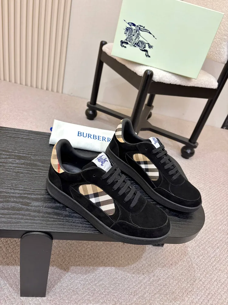 女款660元！ Burberry2025爆款出爐，歷經三年經典格子迴歸，百搭，裝飾精紡 Burberry 格紋圖案。搭配網眼內襯和格紋鞋帶，橡膠鞋底飾有典藏 Burberry 字母徽標。來自 Burberry 經典之作系列，以鮮明品牌風格詮