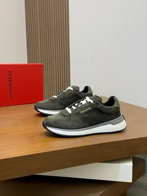 出廠【實價】🏃‍♂️🏃‍♂️菲拉格慕Ferragam 新款男士休閒運動鞋原版設計。這款鞋採用進口牛皮配透氣條紋布鞋面，內裡本染小牛皮 小牛皮鞋墊 上腳柔軟舒適透氣 配原盒全套包裝！看得見的細節和品質。