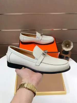 工廠💰【愛馬仕 HERMES】（牛皮內裡）🍀義大利頂級奢侈🍀他不追求新奇的款式和華麗的色彩，以其完美無瑕、優雅、經典的風格吸引著成功男士的青睞正裝皮鞋 這款非常非常舒適，簡潔穩重的款式讓您輕鬆搭配任何風格！版型絕對原版套楦1:1精製，