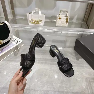 𝐂𝐇𝐀𝐍𝐄𝐋★小香 春夏新品 專櫃新款涼鞋電繡凌格永不褪去的經典元素 💋展現與眾不同的穿搭風格美到無話可說 夏季必入款……     鞋面：進口羊皮/針織面料