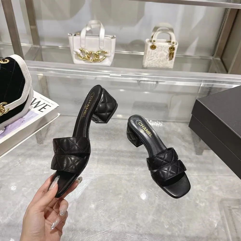 𝐂𝐇𝐀𝐍𝐄𝐋★小香 春夏新品 專櫃新款涼鞋電繡凌格永不褪去的經典元素 💋展現與眾不同的穿搭風格美到無話可說 夏季必入款……     鞋面：進口羊皮/針織面料