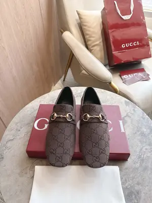 8995-1 咖G¥670（35-42）2026春夏系列全新上市。這款設計以義大利語“男孩”命名，為經典Horsebit馬銜扣樂福鞋注入新極簡風尚。這款樂福鞋甄選纖細鞋底和反向縫製工藝——這種製鞋工藝提供柔軟、舒適和靈活的貼合感，鞋履甄選輕
