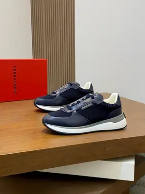 出廠【實價】🏃‍♂️🏃‍♂️菲拉格慕Ferragam 新款男士休閒運動鞋原版設計。這款鞋採用進口牛皮配透氣條紋布鞋面，內裡本染小牛皮 小牛皮鞋墊 上腳柔軟舒適透氣 配原盒全套包裝！看得見的細節和品質。