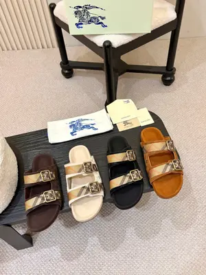 💰情侶款660元！ Burberry2025爆款拖鞋出爐，選用柔軟反絨面革面料打造，於義大利工坊精製而成。融入格紋圖案壓花，搭配壓紋鞋底，其上點綴典藏品牌徽標。設有可調式 B 字型釦環束帶，裝飾提花精紡的標誌性沙色 Burberry 格紋