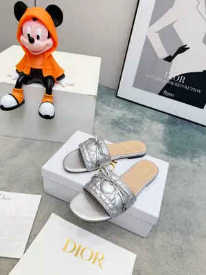 春夏新款Dior D-Lane 迪奧拖鞋，經典風格。黑色牛皮革鞋面展示5D電秀藤格紋圖案，飾以金色飾面金屬 CD扣標誌，彰顯時尚氣質。加墊皮革內底打造舒適的穿著體驗，簡約的設計便於穿脫，打造休閒的造型。