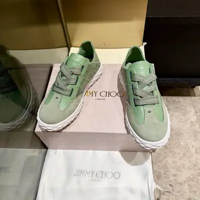 新款吉米周 JIMMY CHOO ，獨家發售，工廠價格批710、原版大底休閒小白鞋，採用最新工藝設計，立體感強👍多種工藝融合一起，顛覆時尚，超級有型！搭配超美。原版一比一