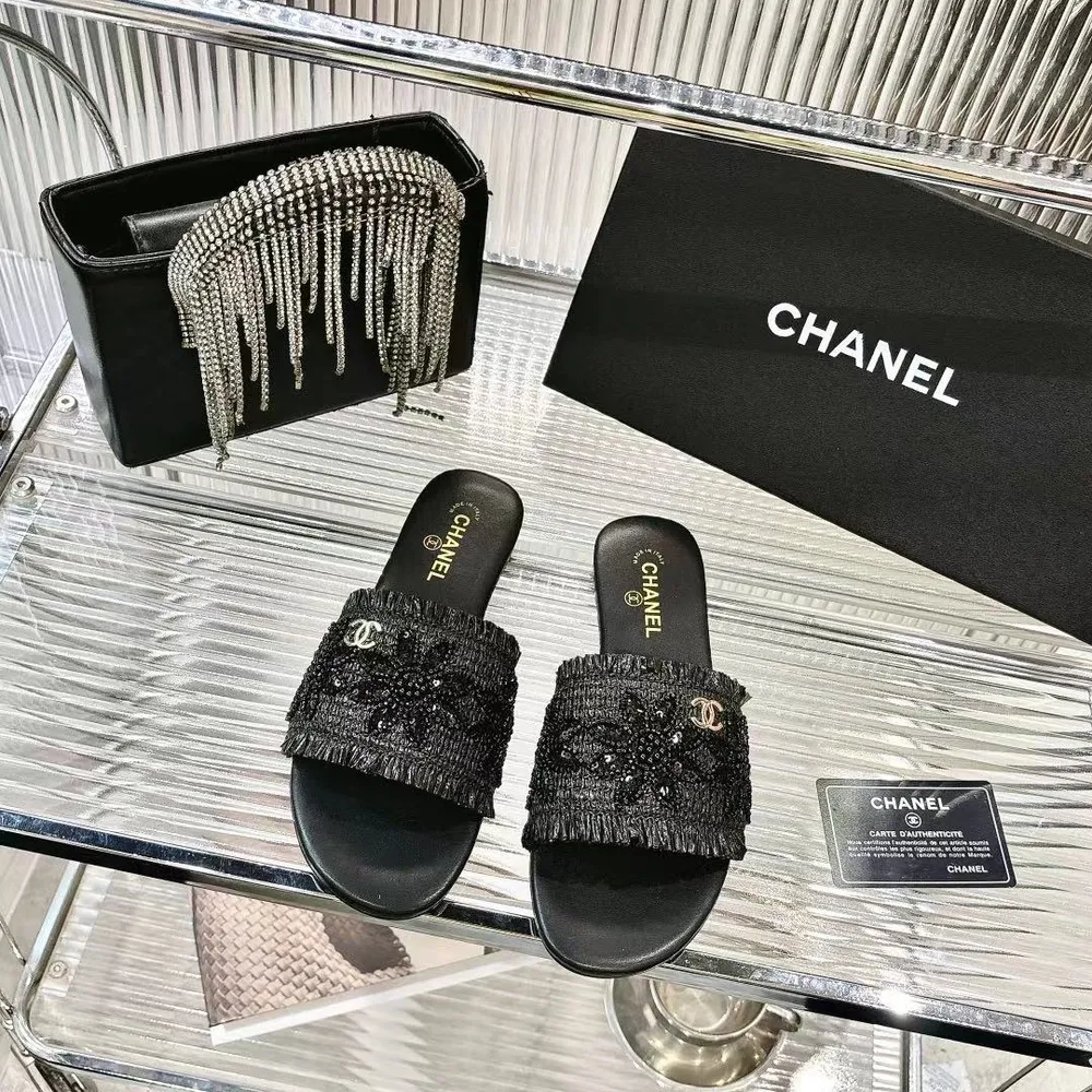 💫💫26春夏Chanel設計自帶高光，經典雙C標識彰顯身份，小香風的精緻感藏都藏不住～ 休閒不隨意，精緻好看，🤩上腳輕盈無負擔，細節處盡顯匠心，時髦精的夏日氛圍感全靠它撐場✨
