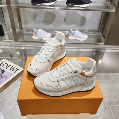  ‍ 🔥💰710高版本🔥🔥LOUIS VUITTON路易威登官網同步2024秋冬情侶款火爆上市，這款Neo Run Away運動鞋的靈感源自跑鞋，將LV標誌性的必備鞋款融入潮流，該版本原版1：1複製，採用雙色小牛皮製成凸顯其簡陋的線