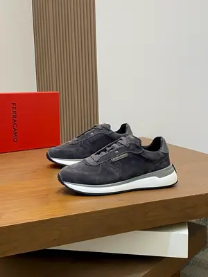 出廠【實價】🏃‍♂️🏃‍♂️菲拉格慕Ferragam 新款男士休閒運動鞋原版設計。這款鞋採用進口牛皮配透氣條紋布鞋面，內裡本染小牛皮 小牛皮鞋墊 上腳柔軟舒適透氣 配原盒全套包裝！看得見的細節和品質。