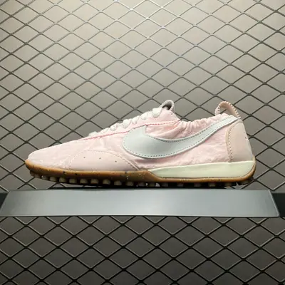 💰579 純原Jacquemus x NK Moon Shoe SP 網紅薄底低幫生活休閒鞋 HV8547-601 鞋面採用柔軟的尼龍材質與麂皮拼接，精緻的低幫芭蕾舞鞋造型相當符合當下的薄底鞋審美，鞋舌、鞋墊和外底位置加入了Jacquem