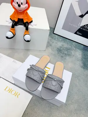 春夏新款Dior D-Lane 迪奧拖鞋，經典風格。黑色牛皮革鞋面展示5D電秀藤格紋圖案，飾以金色飾面金屬 CD扣標誌，彰顯時尚氣質。加墊皮革內底打造舒適的穿著體驗，簡約的設計便於穿脫，打造休閒的造型。