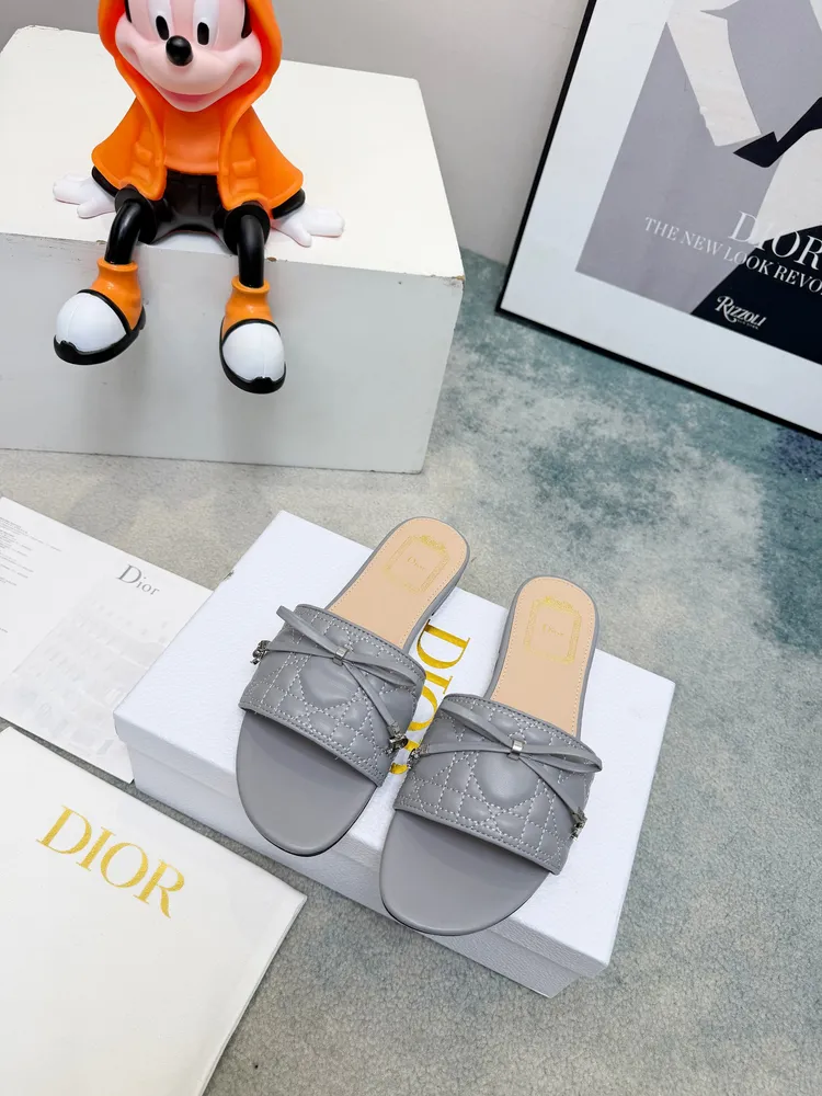 春夏新款Dior D-Lane 迪奧拖鞋，經典風格。黑色牛皮革鞋面展示5D電秀藤格紋圖案，飾以金色飾面金屬 CD扣標誌，彰顯時尚氣質。加墊皮革內底打造舒適的穿著體驗，簡約的設計便於穿脫，打造休閒的造型。