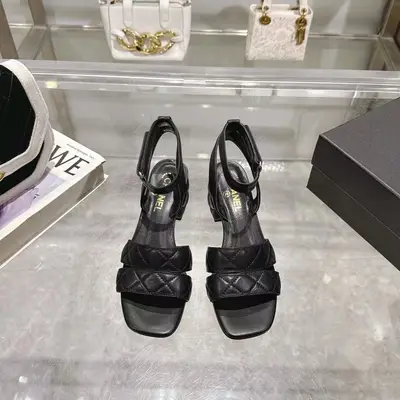 𝐂𝐇𝐀𝐍𝐄𝐋★小香 春夏新品 專櫃新款涼鞋電繡凌格永不褪去的經典元素 💋展現與眾不同的穿搭風格美到無話可說 夏季必入款……     鞋面：進口羊皮/針織面料