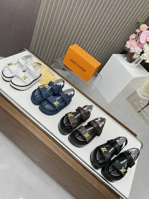 Louis Vuitton路易威登春夏新款拖鞋火爆上市，1:1高階定製，秒殺一切仿品，原版開模LOGO裝飾，既時尚又美觀，面料:進口壓花牛皮，內裡羊皮，精美原版鞋楦，大底原版開模，鞋底加水臺6.5釐米。碼數35—42,多色色可選帶圖下單，新
