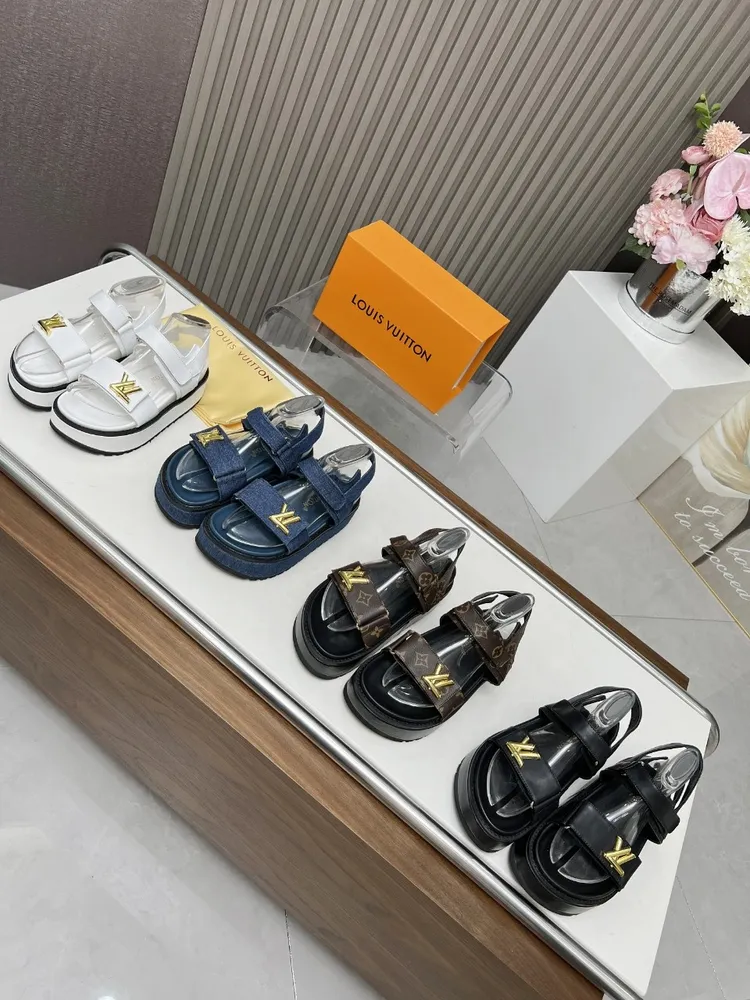 Louis Vuitton路易威登春夏新款拖鞋火爆上市，1:1高階定製，秒殺一切仿品，原版開模LOGO裝飾，既時尚又美觀，面料:進口壓花牛皮，內裡羊皮，精美原版鞋楦，大底原版開模，鞋底加水臺6.5釐米。碼數35—42,多色色可選帶圖下單，新