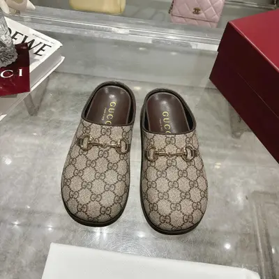 金典一腳蹬！拖鞋🩴。熟悉的味道經典馬銜扣五金🌹，回味無窮的GG布，👏個性十足，👍百搭款👌柔軟舒適的Q彈PU內增高鞋墊。❤品牌LOGO橡膠鞋底💋全套包裝，35-40碼，老花色膠料，P610