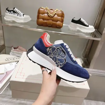 出廠價710 Alexander McQUEEN 麥昆🆕最新款式一如既往高階品質，做工細節清爽乾淨，原版一比一復刻，原版軟厚底，設計線條優秀✨上腳絕對精彩，舒適度超級贊……2022 春季新款 獨家上新🎉🎉🎉進口環保牛皮，環保磨砂皮，