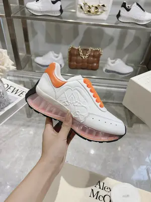 p710 上新ALEXANDER MCQUEEN/亞歷山大麥昆 2024春夏男Sprint運動情侶款 鞋側面飾有時尚個性字母seal Logo組合雕花標誌 內裡網 牛皮墊腳，原版開模透明氣墊底  精美全套包裝 另配有一幅鞋帶 35-45