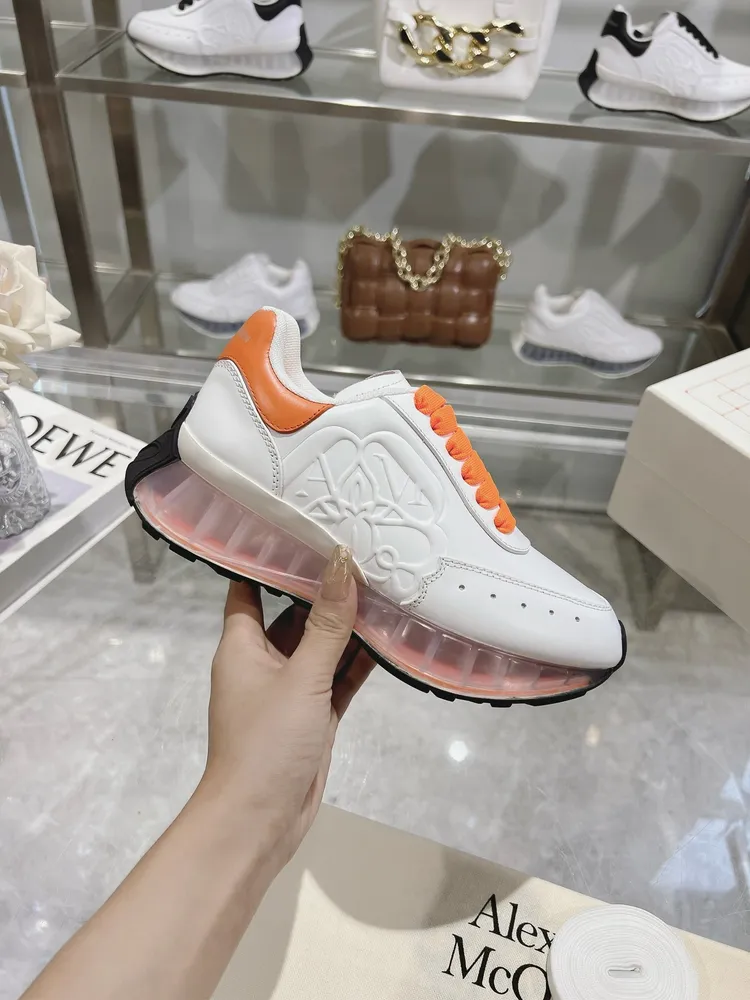 p710 上新ALEXANDER MCQUEEN/亞歷山大麥昆 2024春夏男Sprint運動情侶款 鞋側面飾有時尚個性字母seal Logo組合雕花標誌 內裡網 牛皮墊腳，原版開模透明氣墊底  精美全套包裝 另配有一幅鞋帶 35-45