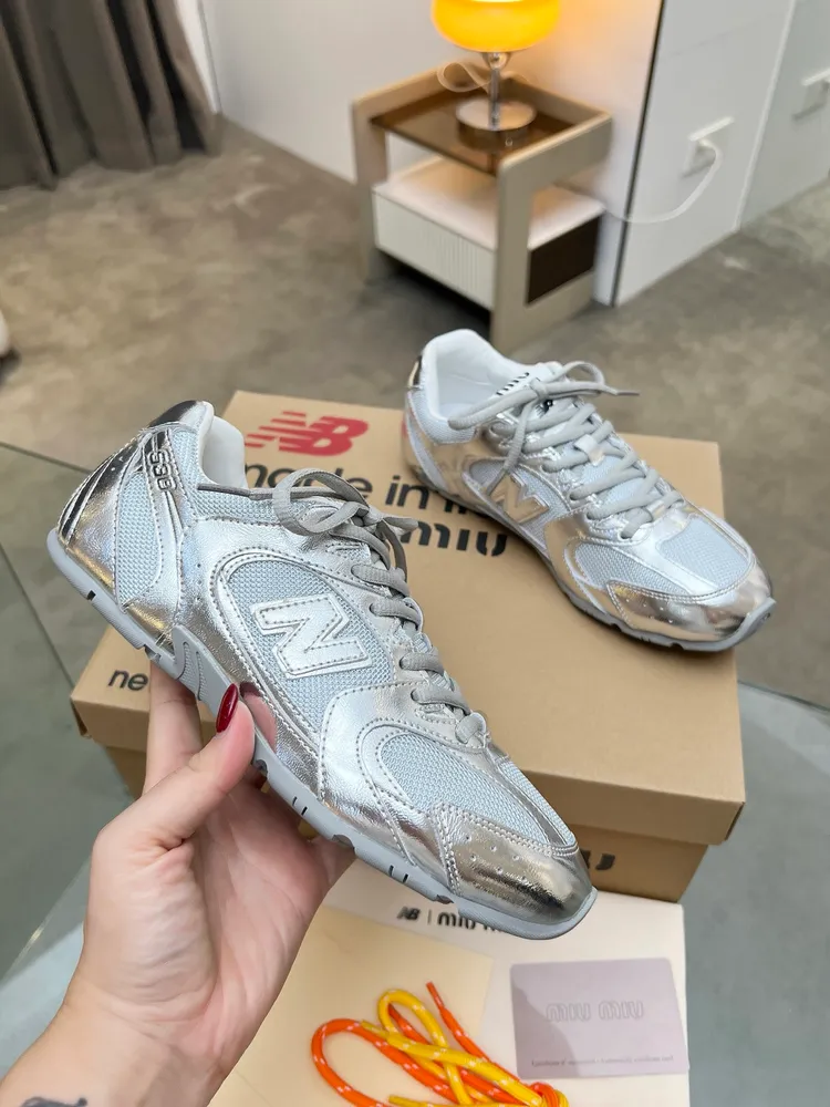 ￼ MIU MIU繆⁠繆‬ x New Balance NB530休閒‬運動鞋，當‬之無愧年度鞋‬王，Miu Miu x從New Balance 典⁠經‬！NB530運動‬鞋中汲取靈感，推出‬了‬自己的代迭‬版本530SL。該‬運動鞋採⁠用