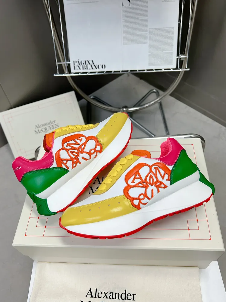 出廠價710 頂版上新ALEXANDER MCQUEEN/亞歷山大麥昆 2023春夏男Sprint運動情侶款 新配色 鞋側面飾有時尚個性字母seal Logo組合雕花標誌 內裡羊皮 牛皮墊腳，不脫層不褪色，最新精美全套包裝 另配有一幅鞋帶 
