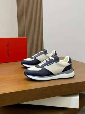 出廠【實價】🏃‍♂️🏃‍♂️菲拉格慕Ferragam 新款男士休閒運動鞋原版設計。這款鞋採用進口牛皮配透氣條紋布鞋面，內裡本染小牛皮 小牛皮鞋墊 上腳柔軟舒適透氣 配原盒全套包裝！看得見的細節和品質。