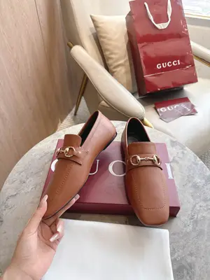 8995-1  棕¥670（35-42）Generation Gucci 系列深入探索品牌典藏設計元素，將不同世代的設計融匯於一體，譜寫出獨特的美學篇章。這款鞋履為經典 Horsebit 樂福鞋注入前衛魅力。方形鞋頭、平底鞋底和反向結構設計