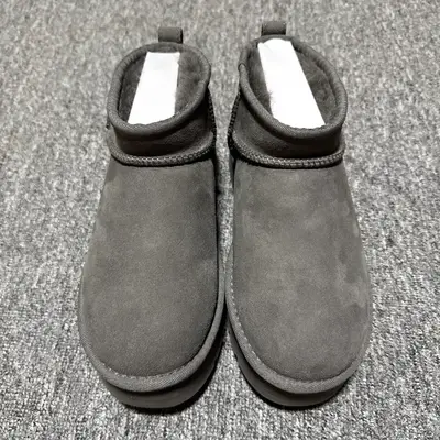 💰550   平臺外貿專供 UGG 女款雪地靴 1135093 三公分 十年品牌製鞋代工廠生產線出品 注重每一處細節 隆豐A級真羊皮毛一體 完全遵循ZP工藝流程打造 尺碼：35 36 37 38 39 40 編號： 25YDEF39
