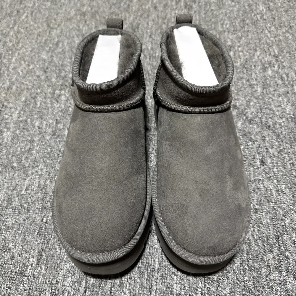 💰550   平臺外貿專供 UGG 女款雪地靴 1135093 三公分 十年品牌製鞋代工廠生產線出品 注重每一處細節 隆豐A級真羊皮毛一體 完全遵循ZP工藝流程打造 尺碼：35 36 37 38 39 40 編號： 25YDEF39