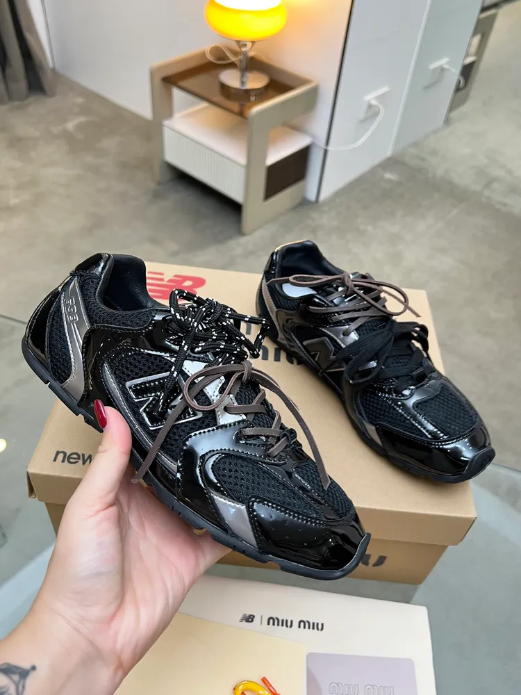  MIU MIU繆繆 x New Balance NB530休閒運動鞋,當之無愧年度鞋王,Miu Miu x從New Balance 典經!NB530運動鞋中汲取靈感,推出了自己的代迭版本530SL。該運動鞋採用