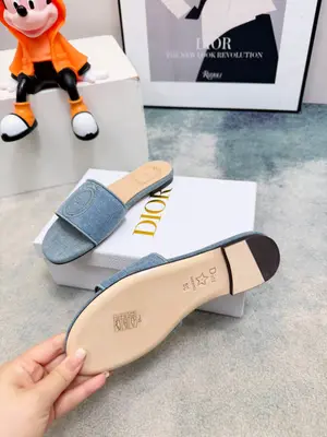 Dior 2026春夏系列拖鞋，牛仔藍Oblique壓紋刺繡，精緻優雅。鞋面寬版設計，Dior標誌超有辨識度，粗跟結構舒適好走，日常或度假都能輕鬆駕馭。Oblique壓紋是Dior經典元素，搭配刺繡，法式浪漫氛圍感拉滿！鞋底輕便，長時間穿也