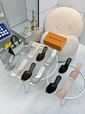 米白，35一43，，橡膠底160，，，，，真皮大底十40
