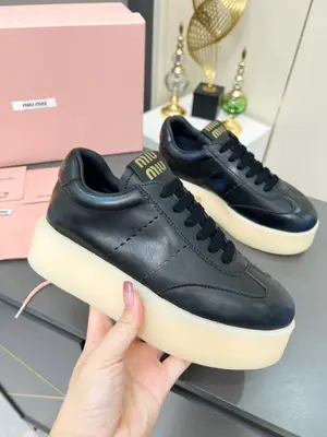 Miu miu 繆繆2025新款休閒小白鞋，各大品牌中脫穎而出的四季鞋🥇🎖顏值擔當火爆款髒髒鞋，不得不入的一款～做舊時尚，簡約高階 隨意搭配上腳非常舒適，年度必入款！