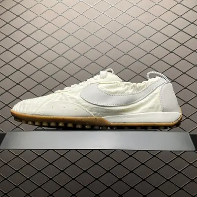 💰579 純原Jacquemus x NK Moon Shoe SP 網紅薄底低幫生活休閒鞋 HV8547-002 鞋面採用柔軟的尼龍材質與麂皮拼接，精緻的低幫芭蕾舞鞋造型相當符合當下的薄底鞋審美，鞋舌、鞋墊和外底位置加入了Jacquem