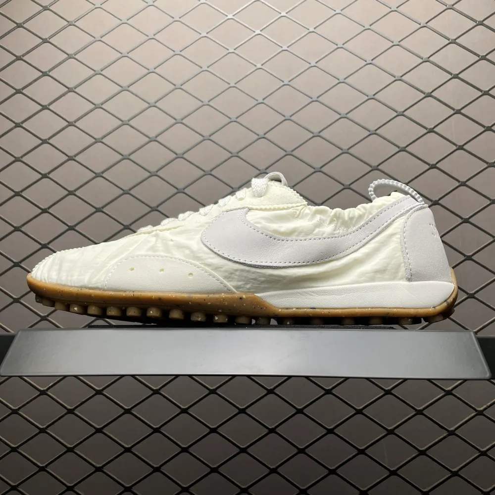 💰579 純原Jacquemus x NK Moon Shoe SP 網紅薄底低幫生活休閒鞋 HV8547-002 鞋面採用柔軟的尼龍材質與麂皮拼接，精緻的低幫芭蕾舞鞋造型相當符合當下的薄底鞋審美，鞋舌、鞋墊和外底位置加入了Jacquem