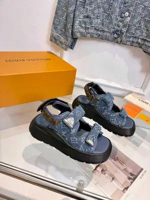 Lv涼鞋 驢家2026最新款高階時尚百搭款 非常包腳 非常好穿 厚底增高顯瘦涼鞋，🎄🎁 涼鞋以柔軟羊皮革塑造潮流動感格調。搭配可調節魔術貼鞋帶與 LV 標識。6釐米微型平底厚實而不失輕盈P640