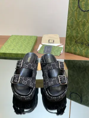 p620🆕GUCCi高階精品 🧧福利💰2424古馳早春系列😍GG經典老花牛仔拖🆕雙G G皮帶扣沙灘涼鞋🔥厚底水臺拖鞋🔥頂級🆙代購品質！原版1:1復刻，毎個細節皆經過精心打磨細膩製作.可與ZG對比如一，無二品質！