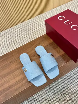 【刺繡版本💰 610】 Gucc*家2新款平跟一字拖 高版本 長期做貨  推薦給美眉們 一定要試試這款拖鞋 又一款心頭愛 ~版型超正 做工細節完美 ，上腳非常舒適 高雅百搭。原版開模（不是市場的普通版本）義大利真皮大底！