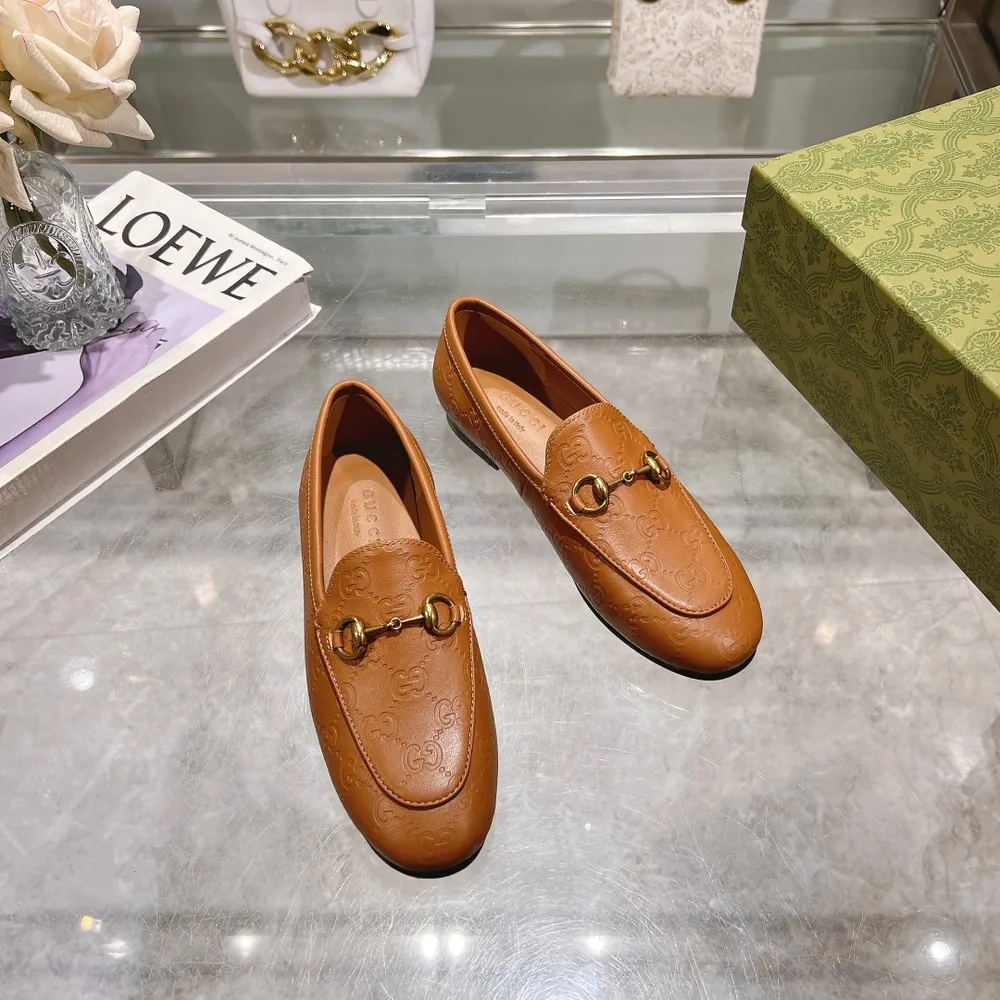 1819-1 黃棕壓G¥670（35-41）作為Gucci設計傳承的傑出代表，Jordaan系列飾馬銜扣樂福鞋生動彰顯經典優雅格調。這款鞋履採用品牌標誌性字母交織圖案皮革，成就雋永經典。這款鞋履材質柔軟，廓形精緻流暢，彰顯日常優雅風範。