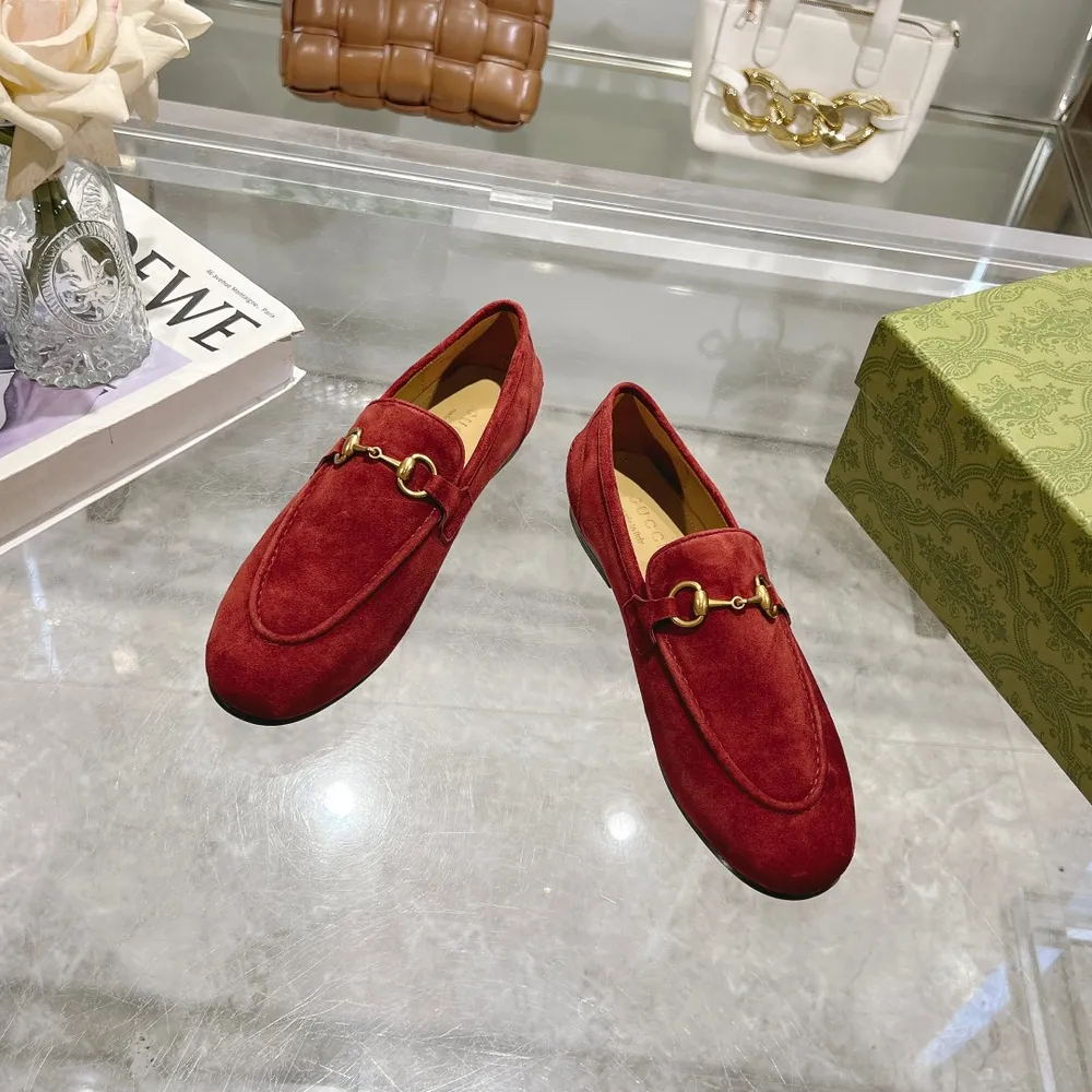 1919-10 酒紅¥670（35-41）皮革樂福鞋，鞋頭修長。品牌經典馬銜扣細節則為其增添精緻細節，同時致敬品牌的馬術本源。