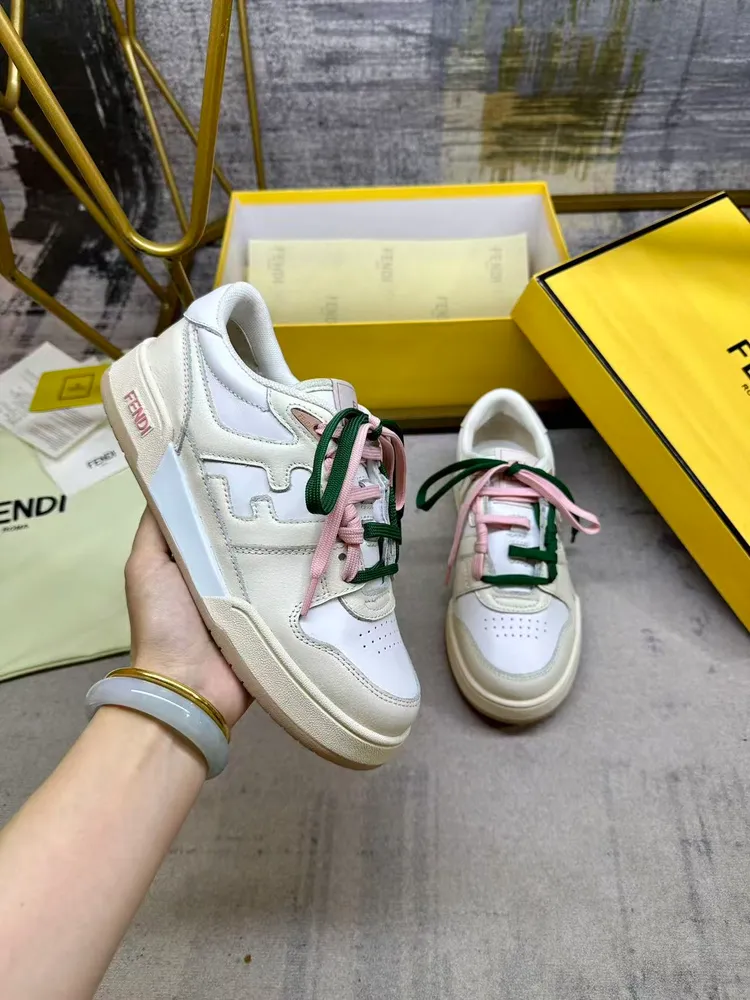 FENDI Match一腳蹬運動鞋。白色皮革材質，飾以象牙色皮革細節。飾有FF標誌的裝飾性管狀鞋帶，搭配內部彈性纖維，輕鬆實現一腳蹬。橡膠鞋底，側面帶FENDI字樣。女35-40碼P670，男38-45碼