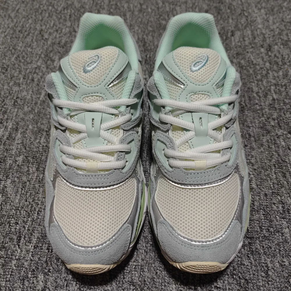 💰530  純原 Asics 亞瑟士 GEL-NYC 低幫運動休閒跑步鞋 1203A383-100 外貿平臺專供 大廠出品 細節到位 區別市面通貨 尺碼：36 37 37.5 38 39 39.5 40 40.5 41.5 42 42.5