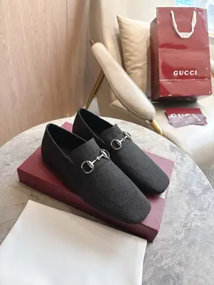 8995-1 黑G¥670（35-42）2026春夏系列全新上市。這款設計以義大利語“男孩”命名，為經典Horsebit馬銜扣樂福鞋注入新極簡風尚。這款樂福鞋甄選纖細鞋底和反向縫製工藝——這種製鞋工藝提供柔軟、舒適和靈活的貼合感，鞋履甄選輕
